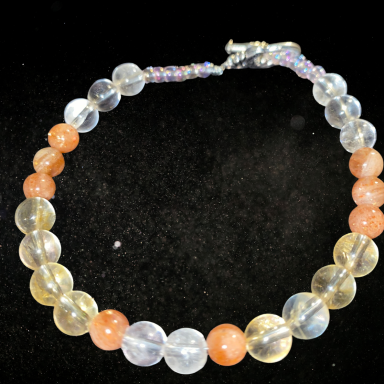 RAYONNEMENT INTERIEUR Collier fait de perles translucides et colorées, avec un fermoir en métal.