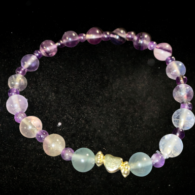 CLAIRVOYANCE Bracelet en perles multicolores avec des nuances de violet et de bleu.