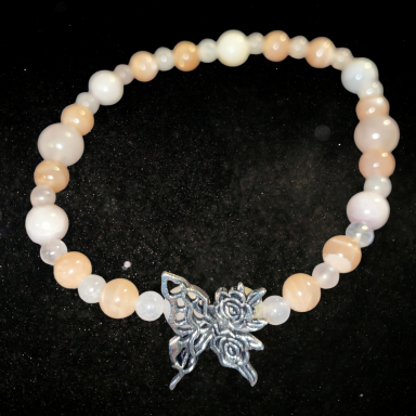 DOUCEUR LUNAIRE Bracelet composé de perles en pierre et d'un pendentif en forme de papillon.